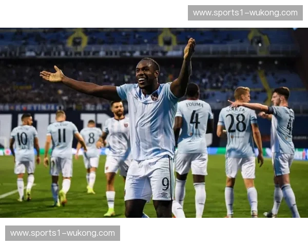 西汉姆联凭借最后时刻换人收获平局 莫耶斯长舒一口气 西汉姆联凭借最后时刻换人收获平局 莫耶斯长舒一口气